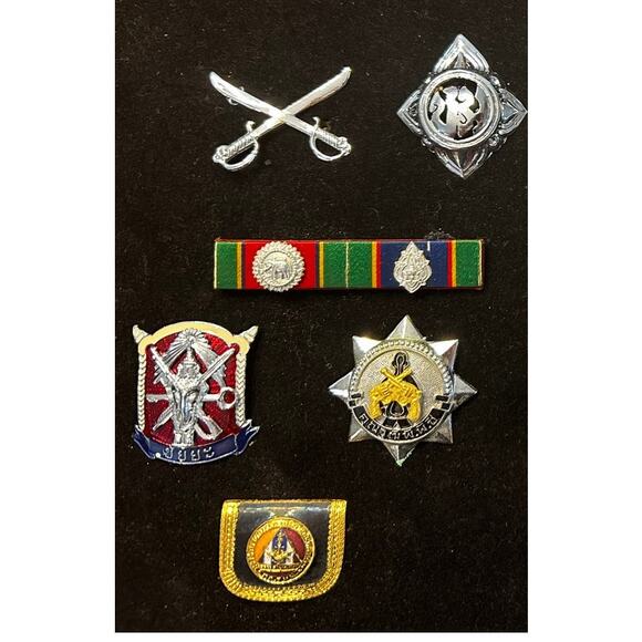 Framed Authentic Thailand Uniform Police Badge Collection Frame 14 X 11" - Picture 5 of 10